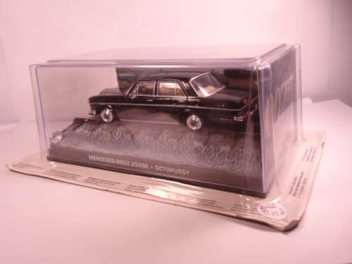 James Bond 007 - Mercedes-Benz 250SE with figurine - Octopussy
