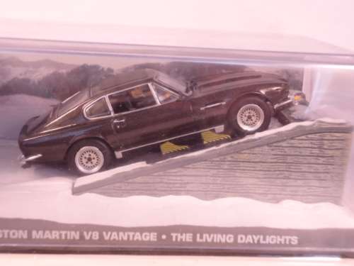 James Bond 007 - Aston Martin V8 Vantage with 2 figurines - The Living Daylights