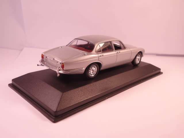 Minichamps - 1975 Jaguar XJ12 - Series II - 1 of 2,496 pcs - # 400130401