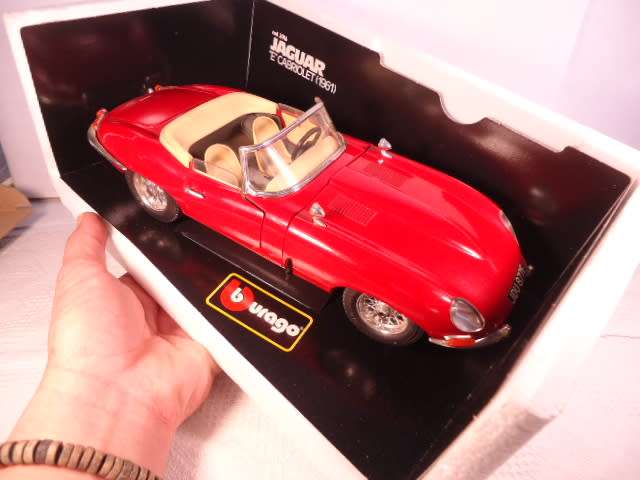 Bburago - 1961 Jaguar E-Type Cabriolet - #3016