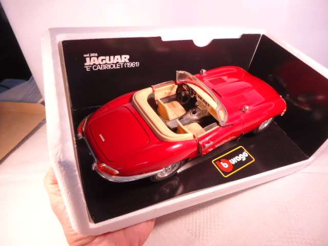 Bburago - 1961 Jaguar E-Type Cabriolet - #3016