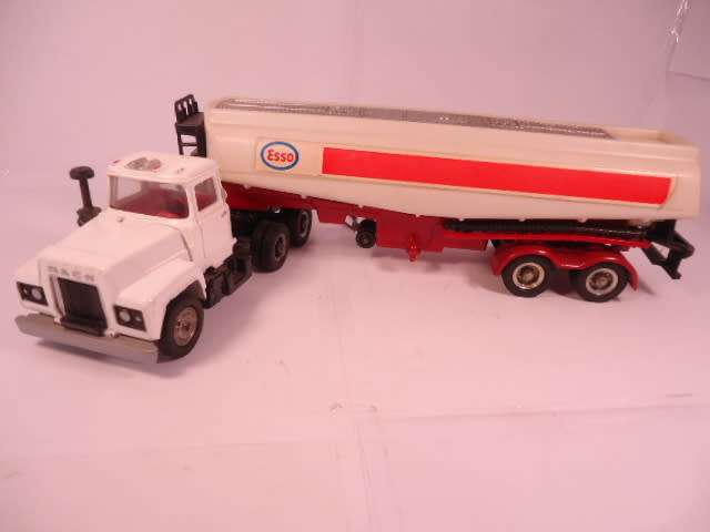 Corgi Major - Mack Truck with Gloster Saro Petrol Tanker - #1152-A