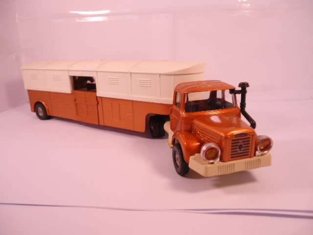 Corgi - Berliet Racehorse Transporter - National Racing Stables - #1105-B1