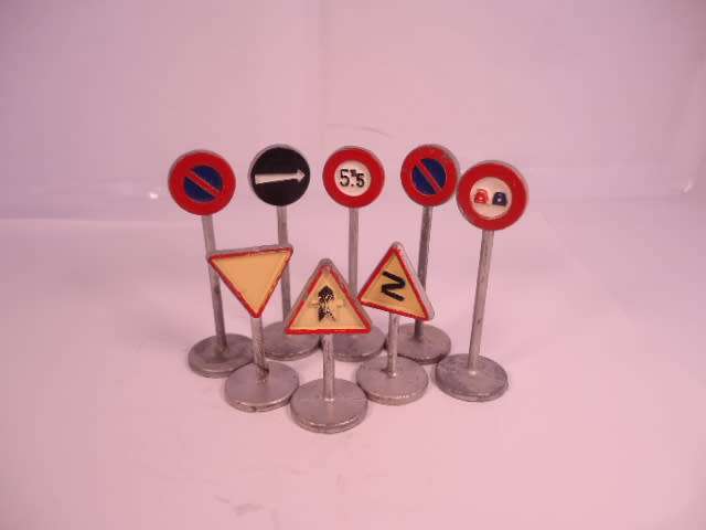 Dinky - 8 x International Road signs  - #771
