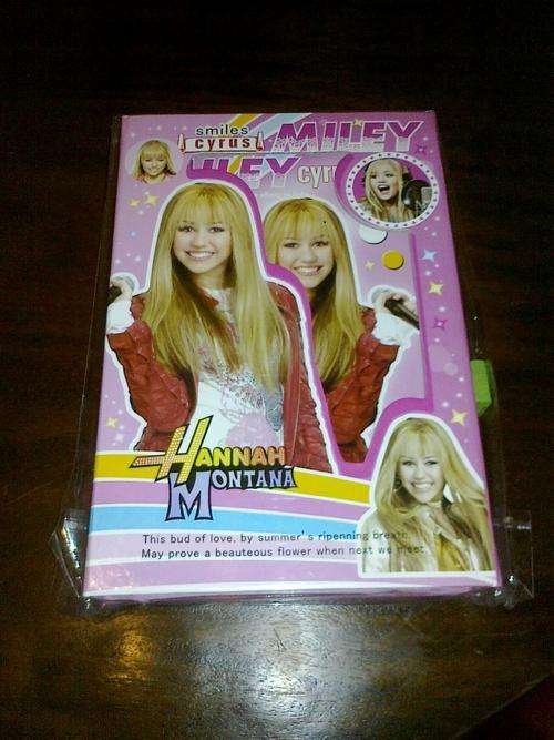 HANNAH MONTANA DIARY!!!! A MUST HAVE FOR ALL TEENAGE GIRLS!!!! COMES WITH FREE STICKERS!!!!!!