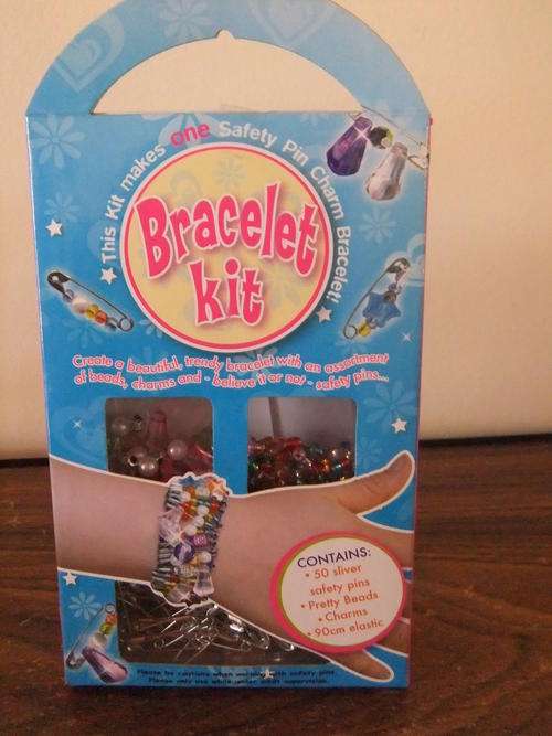 MAKE YOUR OWN BRACELECT WITH THIS EASY KIT!!!!!!!!!!!!! A GERAT GIFT