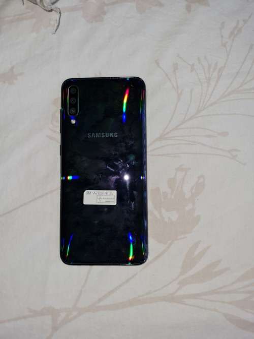 SAMSUNG A70 **** READ DESCRIPION***