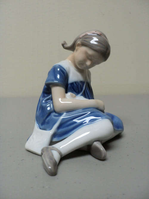STUNNING VINTAGE BING & GRONDAHL "LITTLE GIRL" PORCELAIN FIGURINE #1526, (Slight Damage)