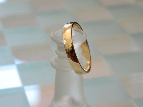 9K yellow gold Wedding band .From K{5} to P  {8 }