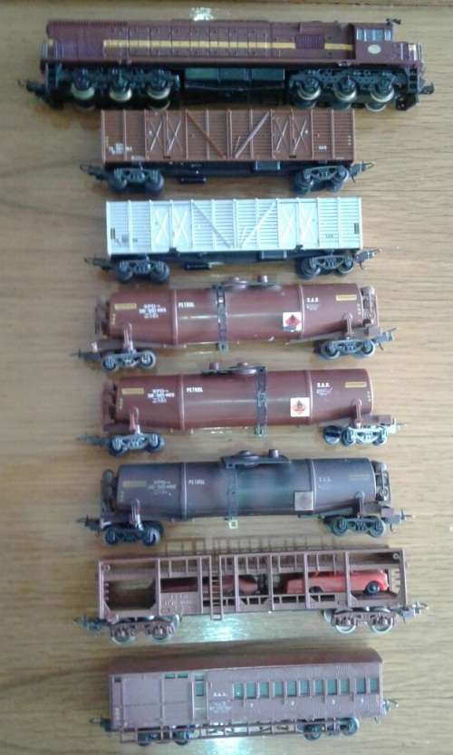 LIMA TRAIN SET 1 X DIESEL 3 X TANKERS 4 X COACHES