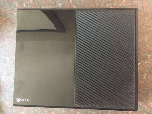 Xbox One 500 GB + 2 Controllers + 5 Games