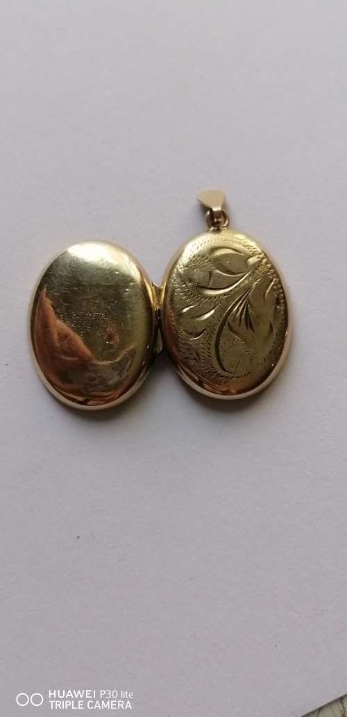 Vintage Yellow Gold Oval Detailed Front Locket