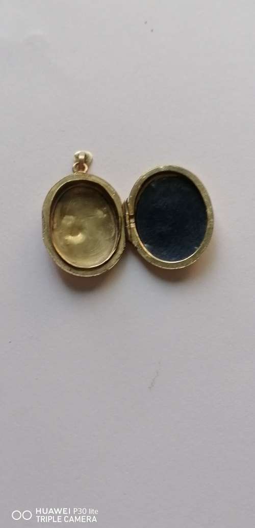 Vintage Yellow Gold Oval Detailed Front Locket