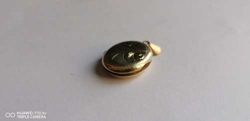 Vintage Yellow Gold Oval Detailed Front Locket