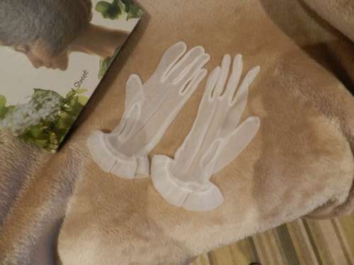 Vintage collectable Ladies White sheer gloves. White wrist length