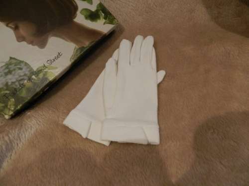 Vintage collectable Ladies White gloves . White wrist length gloves