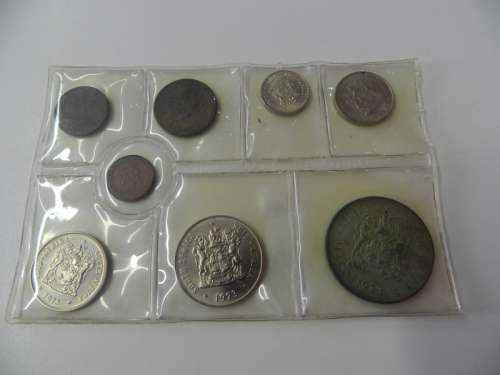 Coins: collectable uncirculated South African Mint set in plastic sealed pouch.  A 1973 full set