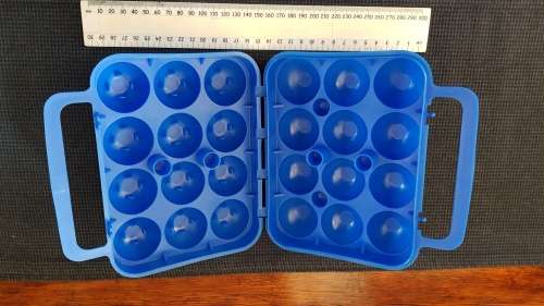 Plastic holder for eggs in blue, with carry handle. Takes 12x eggs.