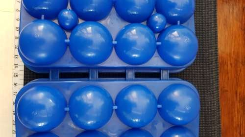 Plastic holder for eggs in blue, with carry handle. Takes 12x eggs.