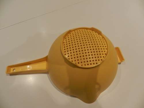 Vintage Round Tupperware Colander with long handle. Colour: Yellow.