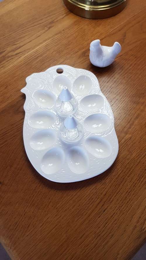 White Novelty porcelain egg plate. Can also be hung on wall.