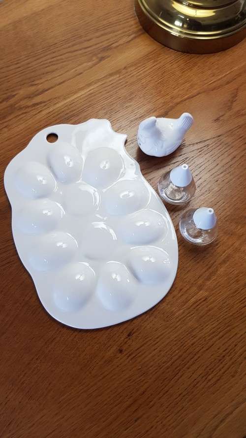 White Novelty porcelain egg plate. Can also be hung on wall.