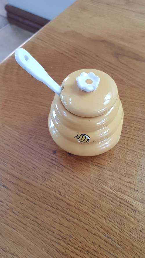 Little Honey Serving Pot:   1x Porcelain Pot with lid and 1x White Porcelain Spoon.