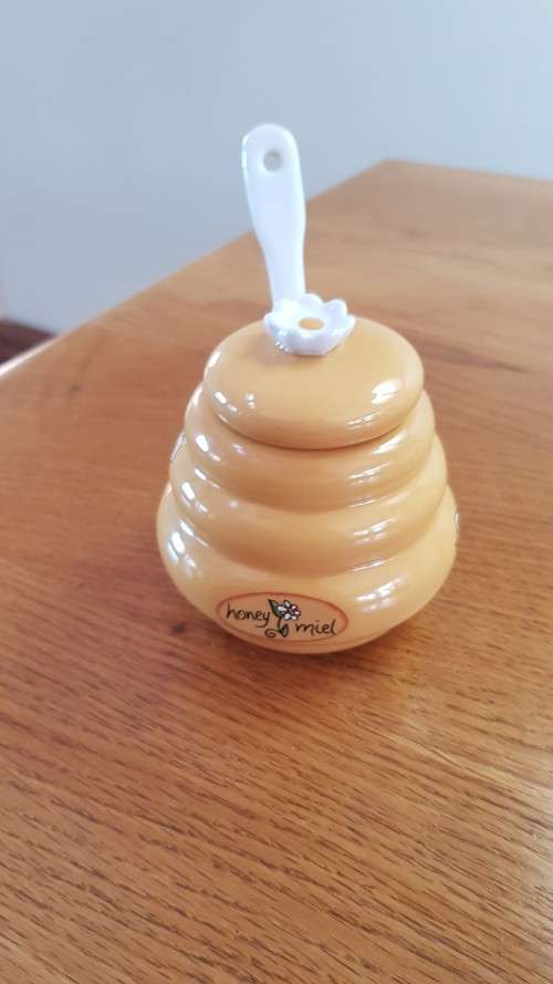 Little Honey Serving Pot:   1x Porcelain Pot with lid and 1x White Porcelain Spoon.
