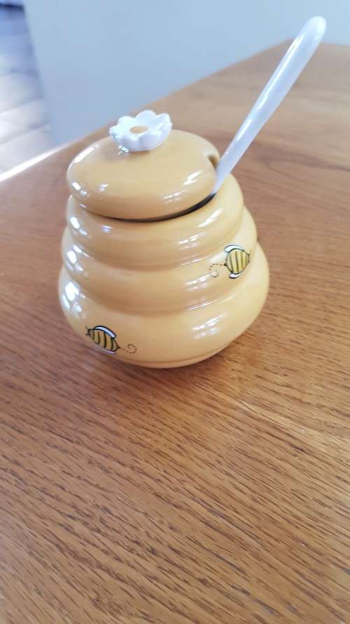Little Honey Serving Pot:   1x Porcelain Pot with lid and 1x White Porcelain Spoon.