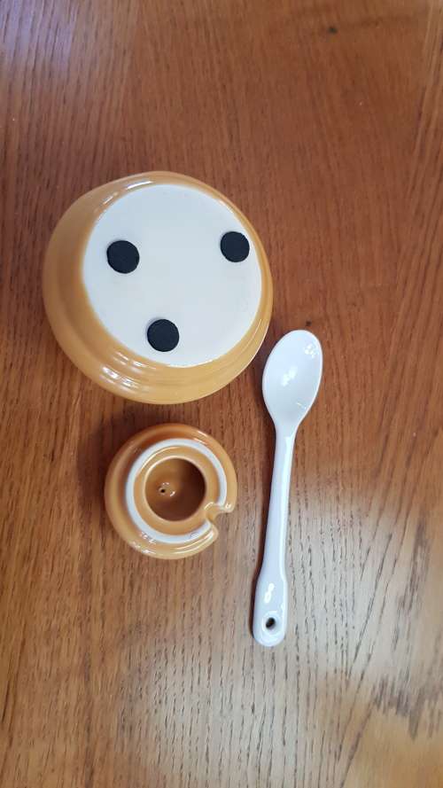 Little Honey Serving Pot:   1x Porcelain Pot with lid and 1x White Porcelain Spoon.
