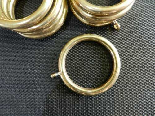 Plastic Gold coloured round Curtain Rings with eye hooks. 20x rings Dia. 6,5cm.