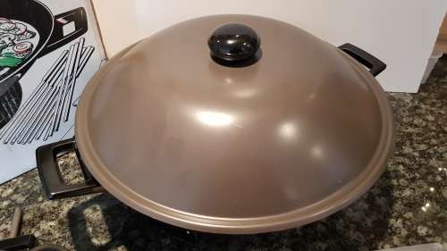 Philips Electrical Wok 1100W in original box.  Model No. HD4335,