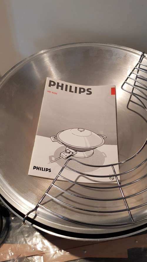 Philips Electrical Wok 1100W in original box.  Model No. HD4335,