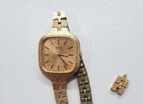 Ladies Seiko Quartz wrist watch. c1980s.  Gold plated with square face and original strap,