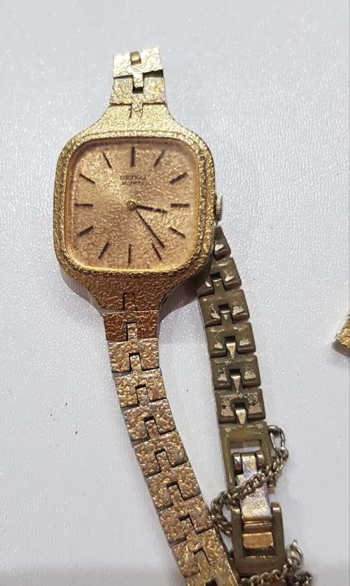 Ladies Seiko Quartz wrist watch. c1980s.  Gold plated with square face and original strap,