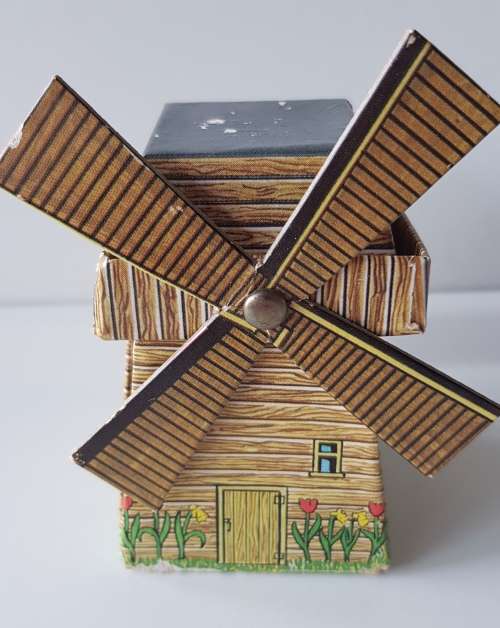 A collectors windmill thimble in original presentation box. Made in England.