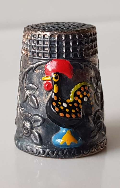 A Vintage collectors metal thimble. The Portuguese Rooster
