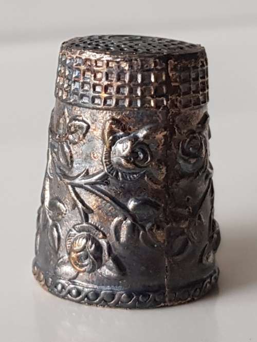 A Vintage collectors metal thimble. The Portuguese Rooster