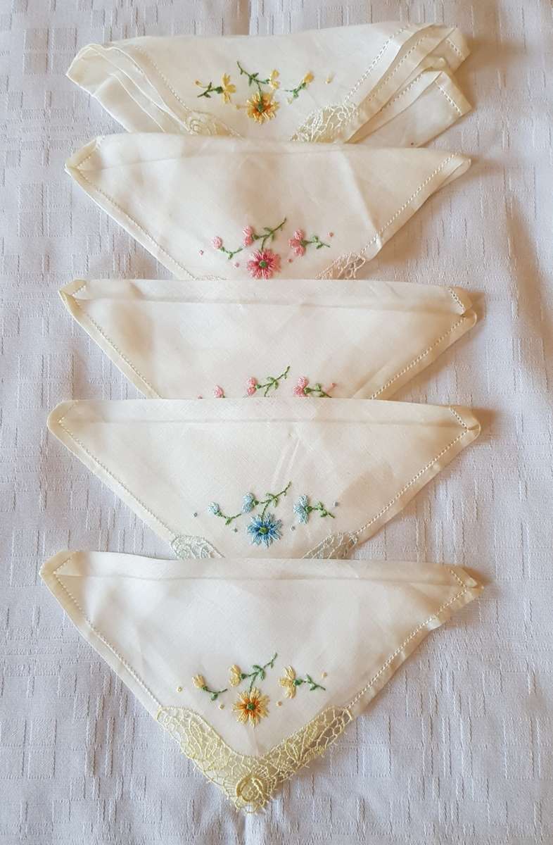 Vintage collectable unused Ladies white cotton embroidered hankies. Set of 5x with embroidery