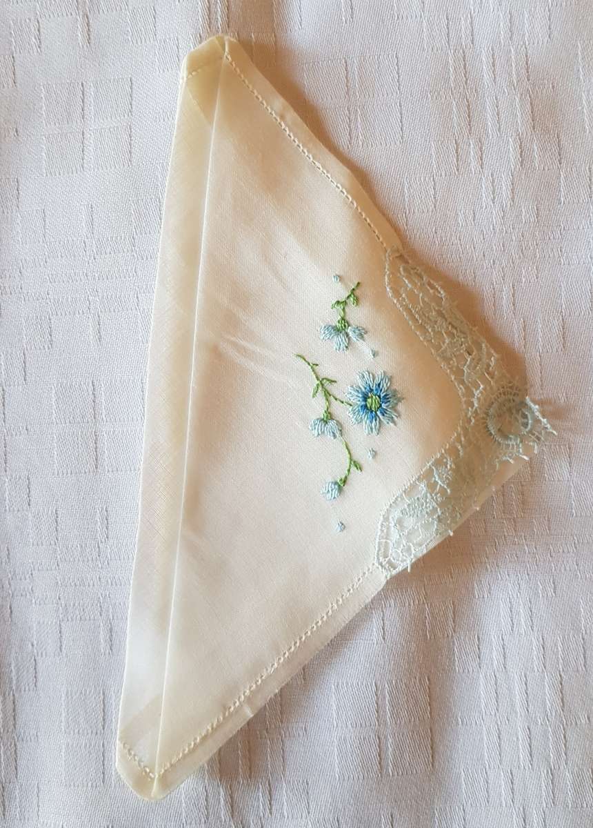 Vintage collectable unused Ladies white cotton embroidered hankies. Set of 5x with embroidery