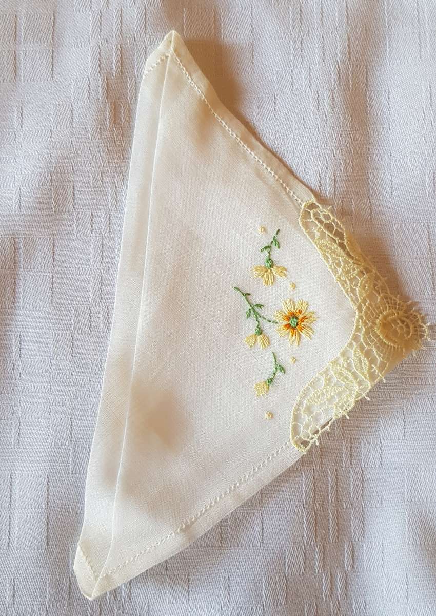 Vintage collectable unused Ladies white cotton embroidered hankies. Set of 5x with embroidery