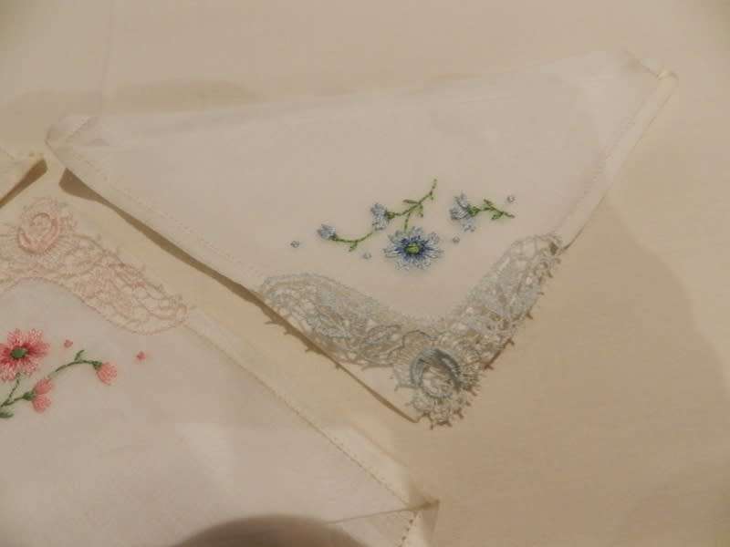 Vintage collectable unused Ladies white cotton embroidered hankies. Set of 5x with embroidery