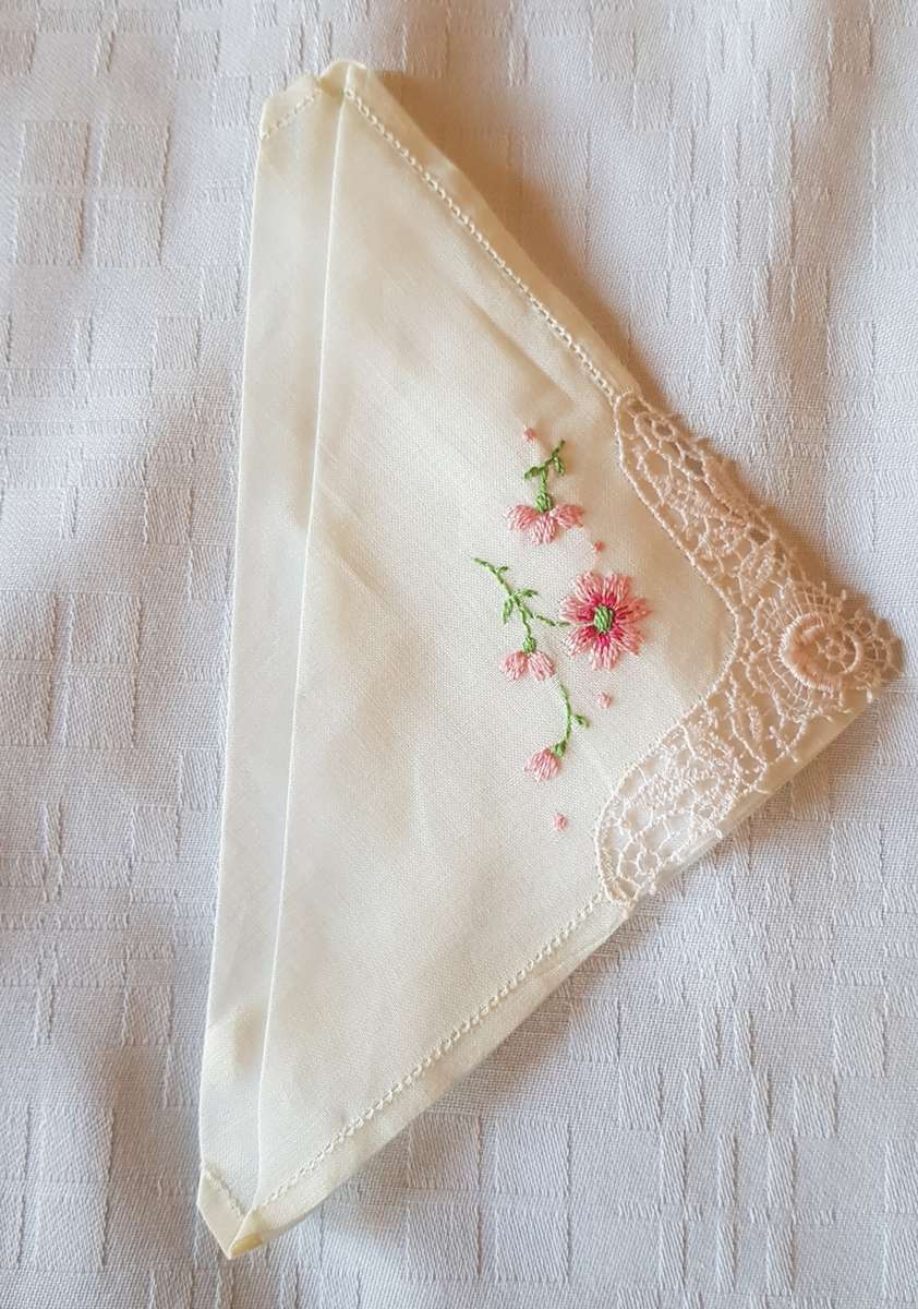 Vintage collectable unused Ladies white cotton embroidered hankies. Set of 5x with embroidery