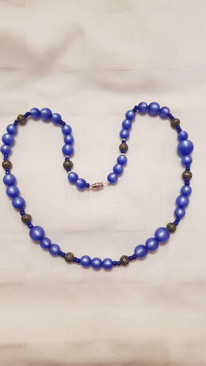 Vintage Costume Jewellery:  Necklace strung with blue beads.