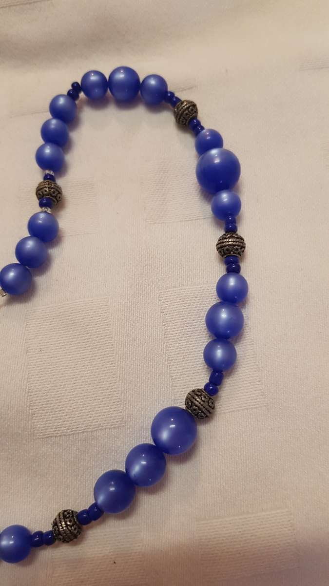 Vintage Costume Jewellery:  Necklace strung with blue beads.