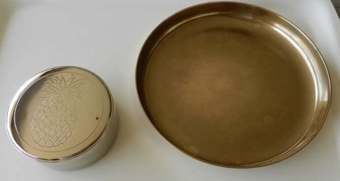 Brass ornaments for the Bar. 1x Round tray with 4x small coasters.  1x Brass coaster set of x6