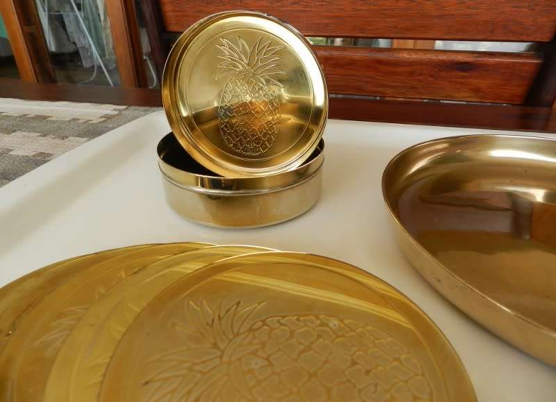 Brass ornaments for the Bar. 1x Round tray with 4x small coasters.  1x Brass coaster set of x6
