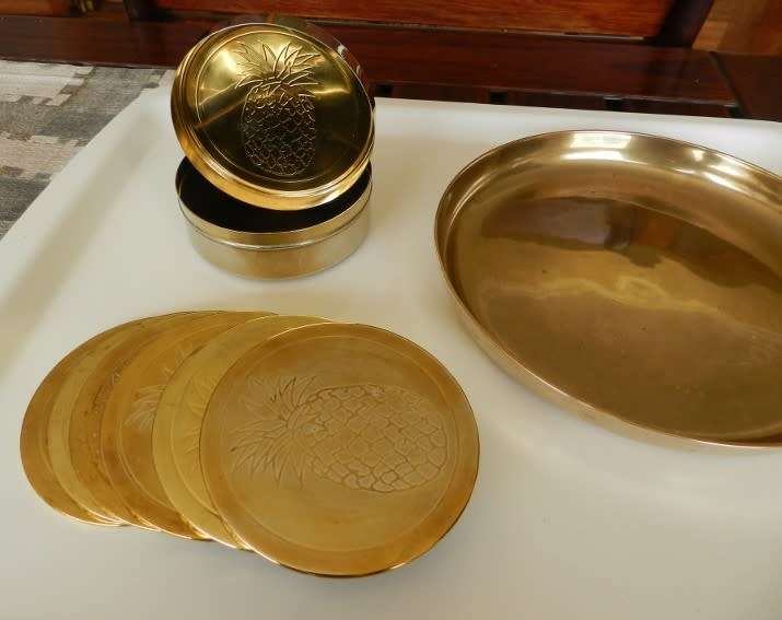Brass ornaments for the Bar. 1x Round tray with 4x small coasters.  1x Brass coaster set of x6
