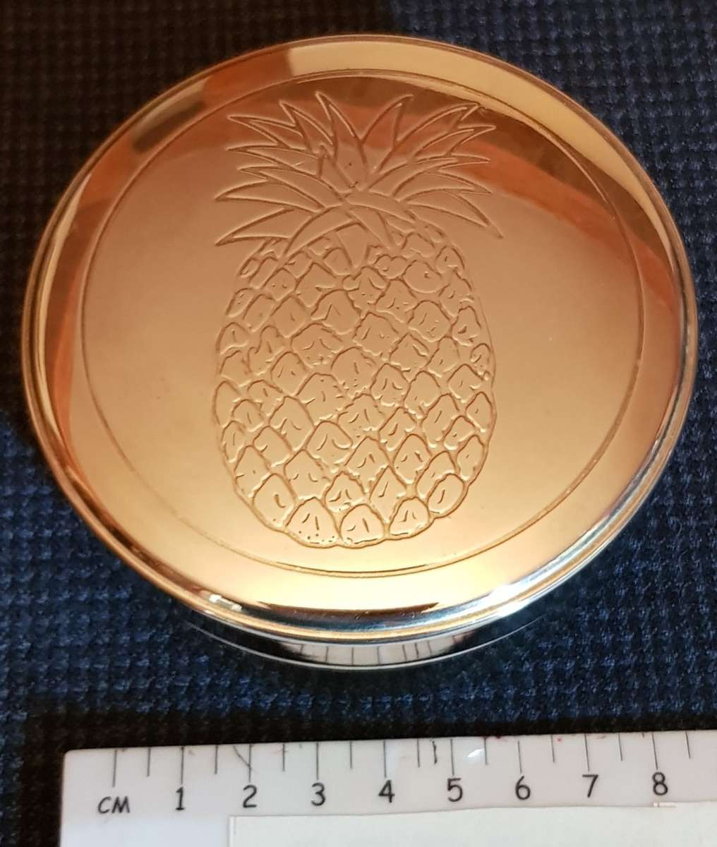 Brass ornaments for the Bar. 1x Round tray with 4x small coasters.  1x Brass coaster set of x6