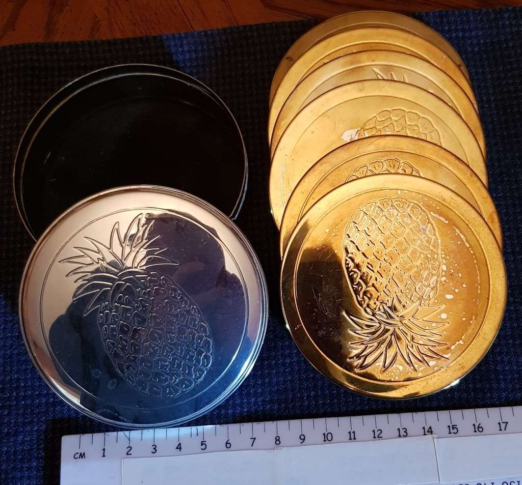 Brass ornaments for the Bar. 1x Round tray with 4x small coasters.  1x Brass coaster set of x6